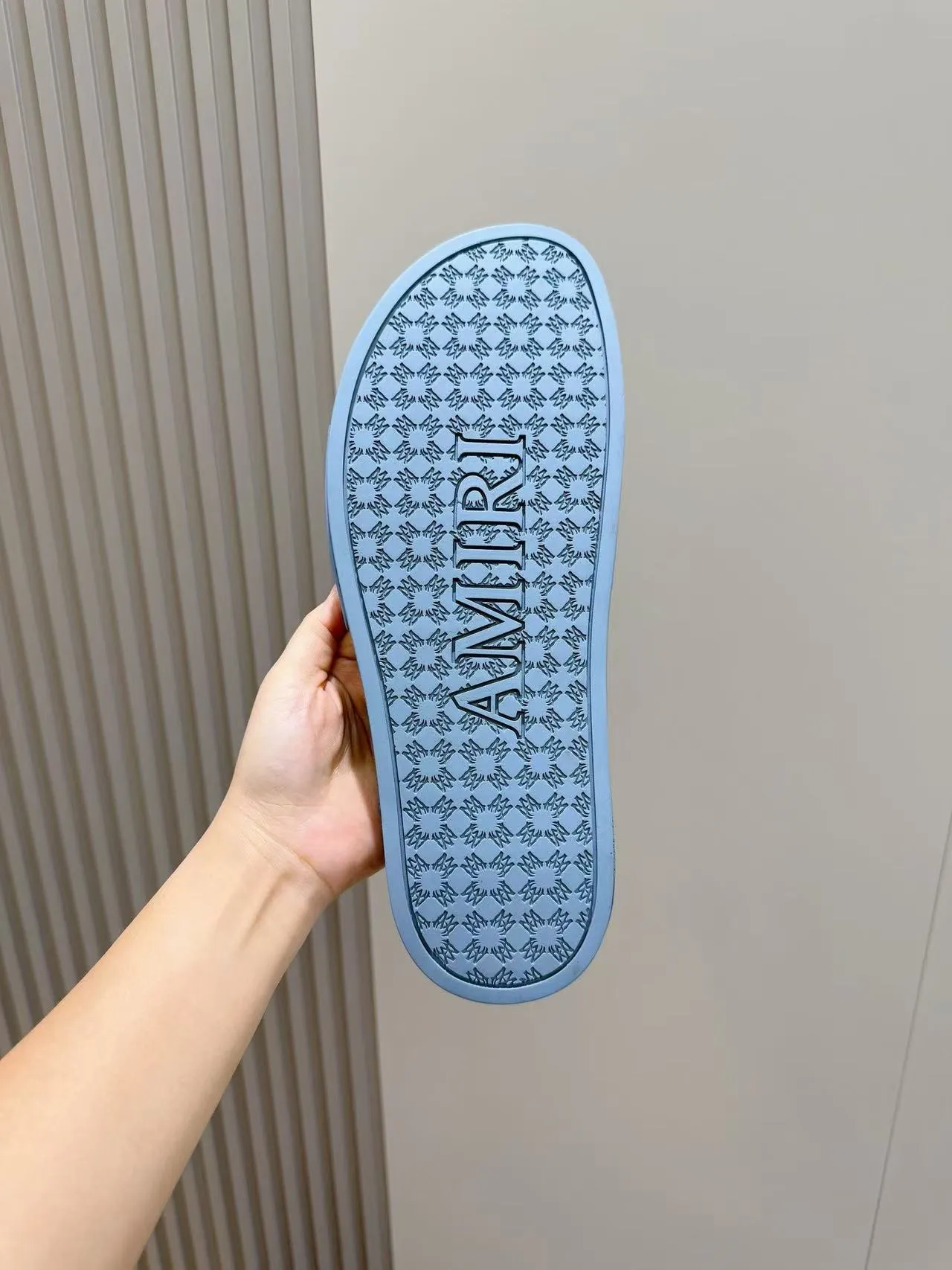 [AMIRI* Emil] P: 300💰 Size: 39-45 Official website new original 1:1 AMIRI* Emil classic men's slippers, high-end boutique, original material, TPU upper, foam bottom, fine workmanship, casual, loose and comfortable, a must-have in summer.